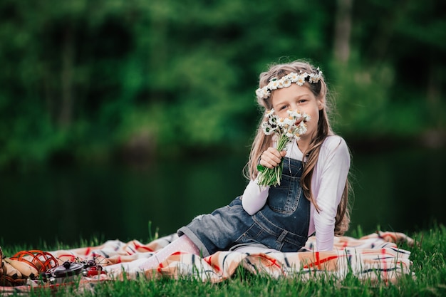 Portret van een schattig meisje met een boeket madeliefjes