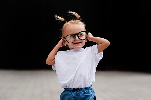 Portret van een schattig meisje met een bril