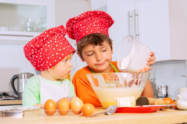 Portret van een schattig meisje met een paasei