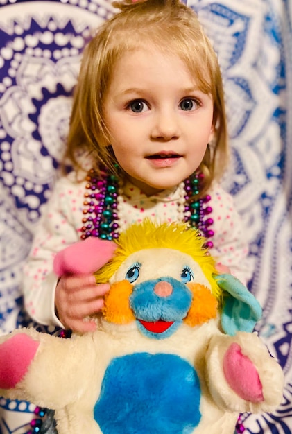 Portret van een schattig meisje met speelgoed