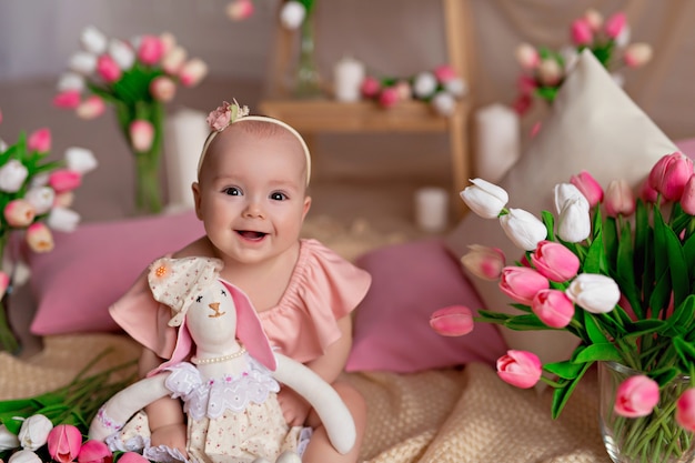 Portret van een schattig meisje met tulpen