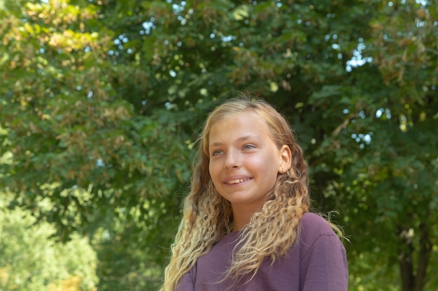 Portret van een schattig meisje op een achtergrond van zomergroen