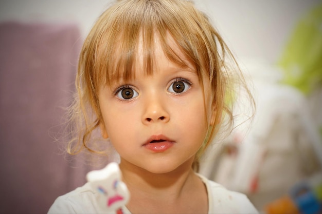 Foto portret van een schattig meisje thuis.