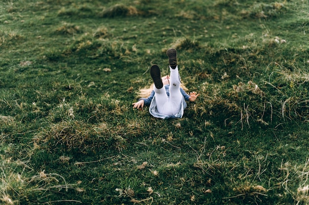 Portret van een schattig mooi en gelukkig meisje loopt door het zonnige veld