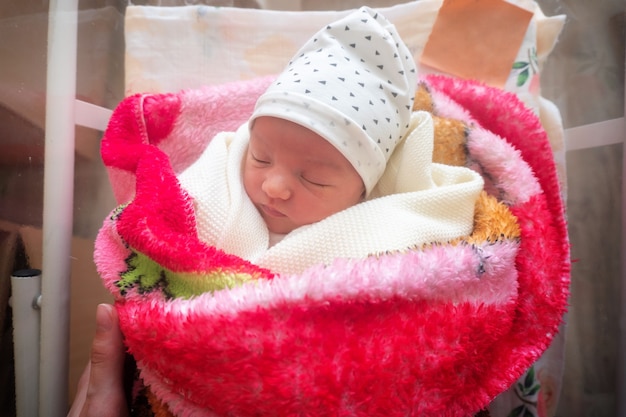 Foto portret van een schattig pasgeboren babymeisje