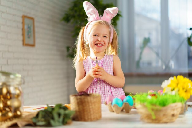 Portret van een schattig peuter meisje met bunny oren