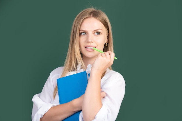 Portret van een schattige, aantrekkelijke jonge studente aan de universiteit of de middelbare school, creatieve jongeren?