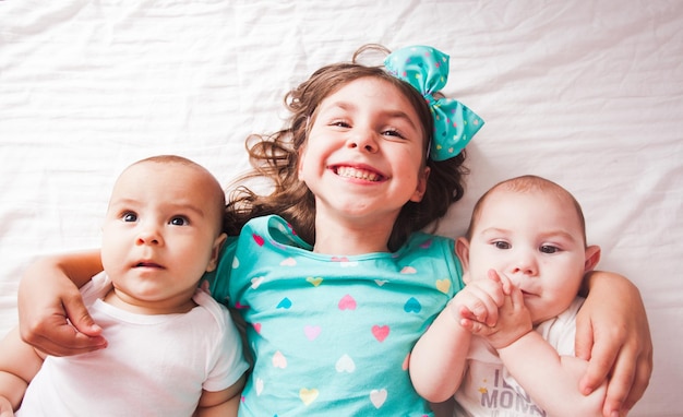 Foto portret van een schattige baby die op de bank ligt