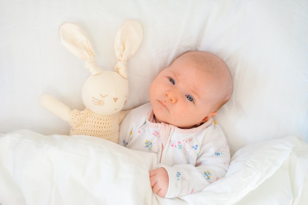 Portret van een schattige baby die thuis op bed slaapt
