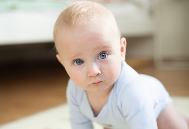 Portret van een schattige baby met blauwe ogen van zes maanden