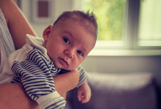 Foto portret van een schattige baby thuis