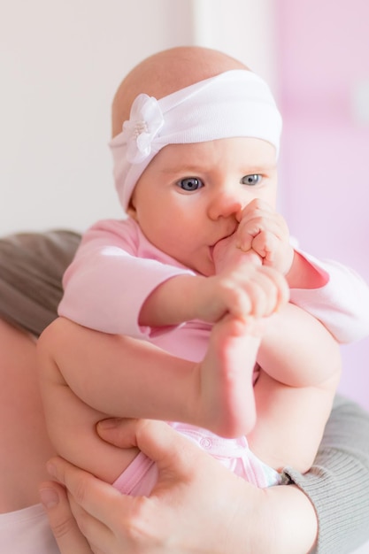 Portret van een schattige baby thuis