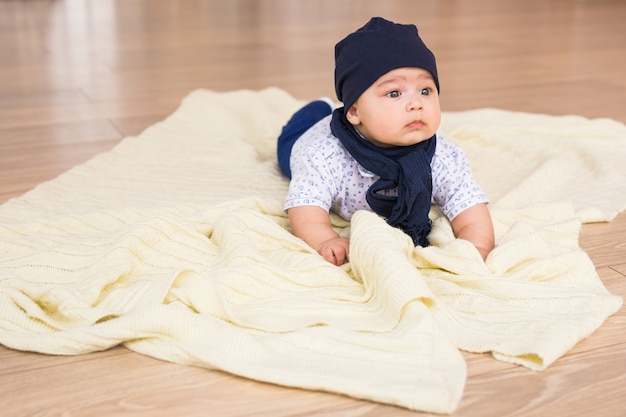 Portret van een schattige babyjongen die lacht. Schattig vier maanden oud kind.