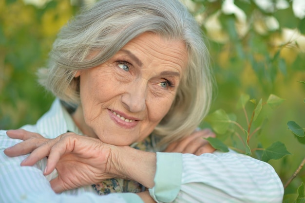 Portret van een schattige, gelukkige oudere vrouw