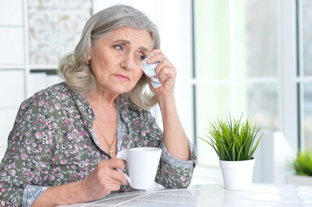 Portret van een schattige huilende senior vrouw