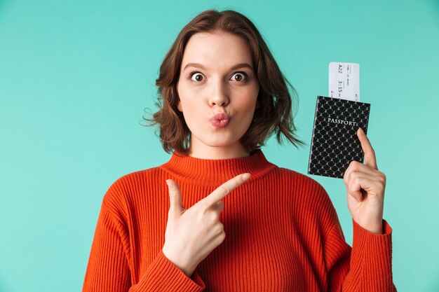 Portret van een schattige jonge vrouw gekleed in trui