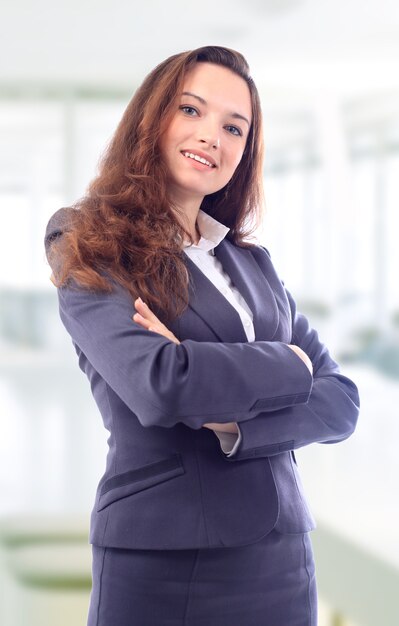 Portret van een schattige jonge vrouw lachend, in een kantooromgeving