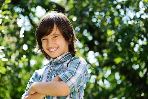 Portret van een schattige jongen buiten