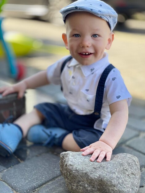 Foto portret van een schattige jongen die buiten zit