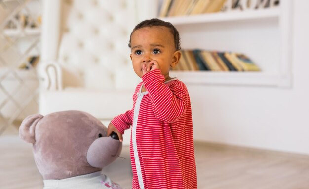 Portret van een schattige jongen die thuis een baby vasthoudt