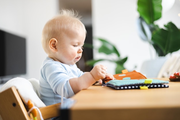 Portret van een schattige jongen die thuis een laptop gebruikt