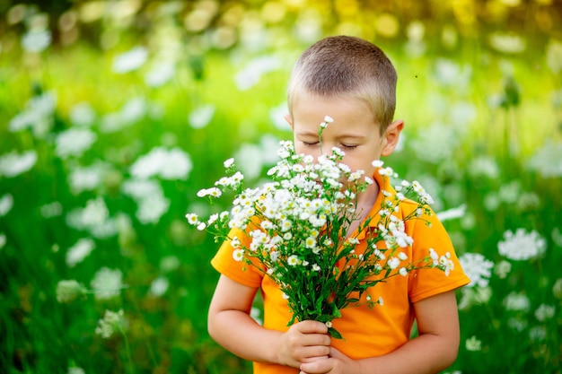 Foto portret van een schattige jongen in de natuur