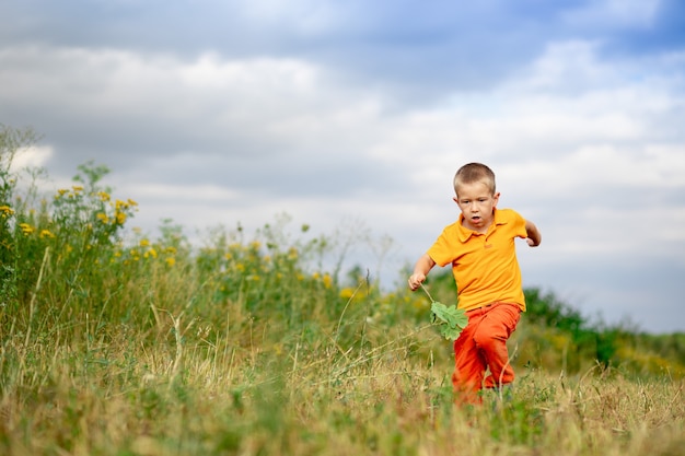 Portret van een schattige jongen in de natuur