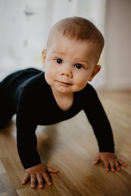 Foto portret van een schattige jongen thuis.