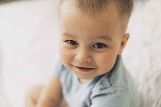 Portret van een schattige kleine jongen in een slaapkamer