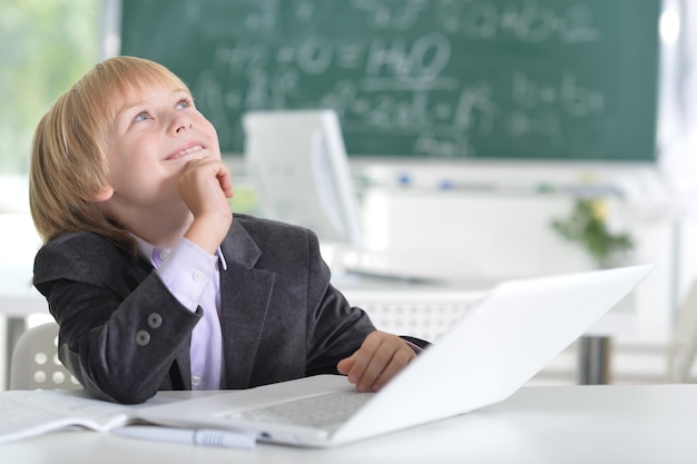 Portret van een schattige kleine schooljongen in de klas