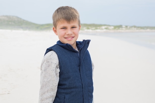 Portret van een schattige lachende jongen op het strand