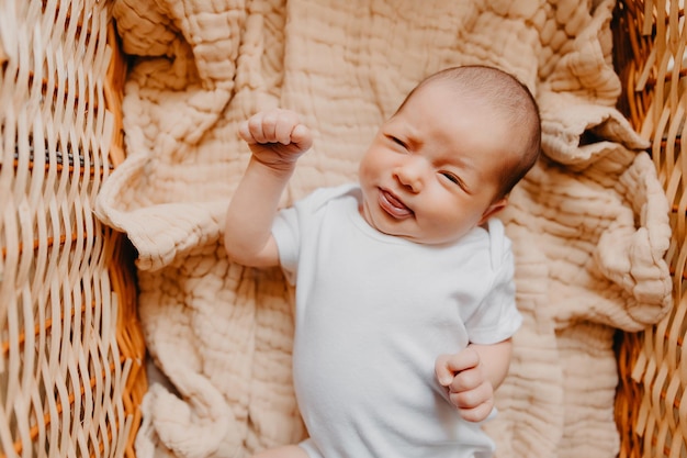 Portret van een schattige pasgeboren baby die net borrelend en strekkend wakker wordt