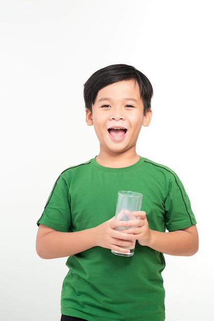 Portret van een schattige schooljongen met een glas melk