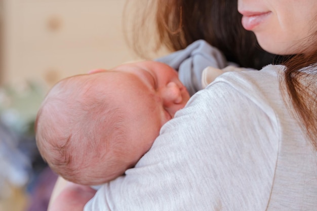 Portret van een schattige slapende blanke pasgeboren baby Soft focus