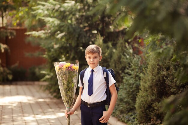 Portret van een schooljongen met bloemen