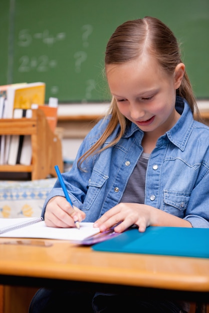 Portret van een schoolmeisje schrijven