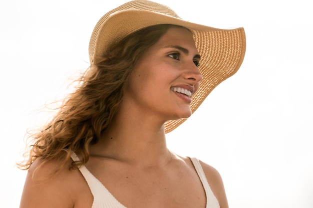 Portret van een schoonheidsvrouw in hoed buiten in de zomer