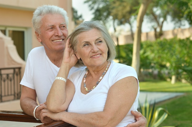 Portret van een senior koppel in de tropische hoteltuin