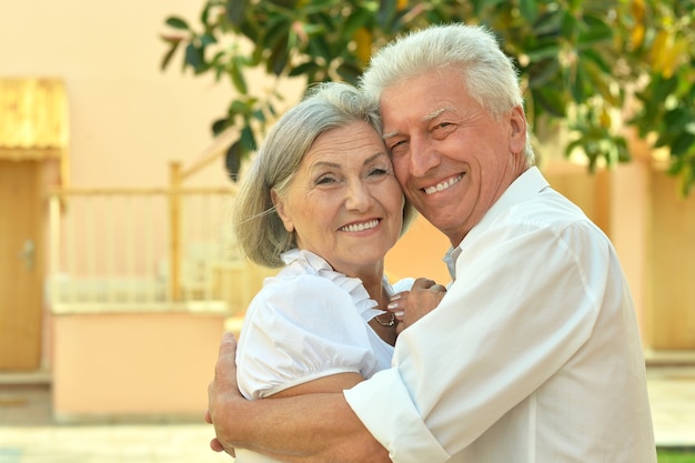 Portret van een senior koppel ontspannen in de buurt van hotelresort