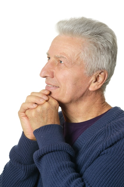 Portret van een senior man die zich voordeed op een witte achtergrond