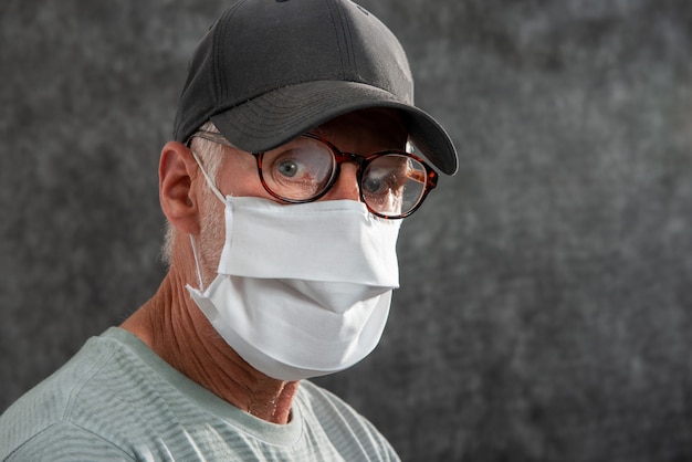 Portret van een senior man in een medisch masker