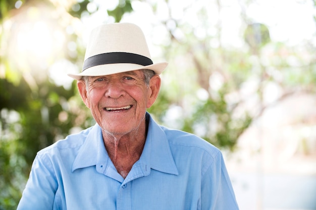 Portret van een senior man in een park