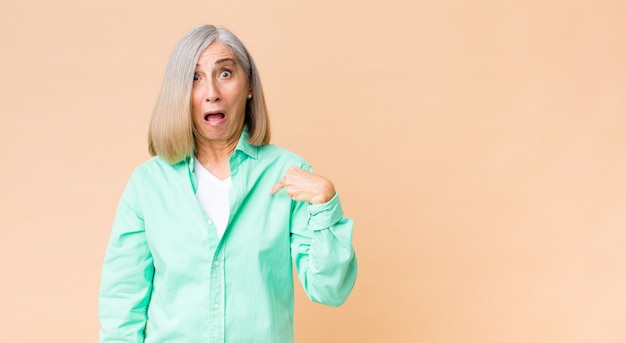 Portret van een senior vrouw op zoek geschokt