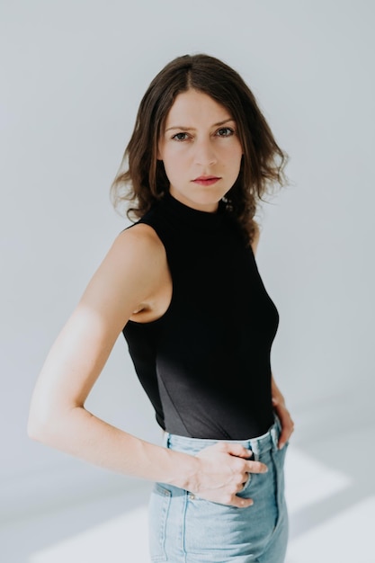 Portret van een serieus uitziende vrouw op een witte achtergrond