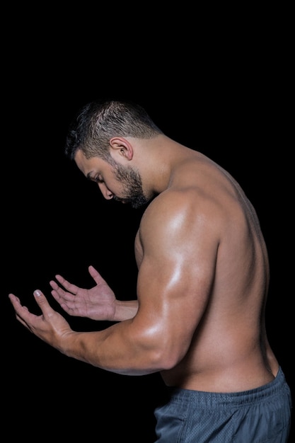 Portret van een serieuze bodybuilder man