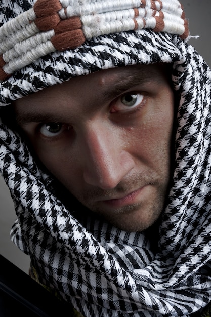 Portret van een serieuze man uit het Midden-Oosten die naar jou kijkt