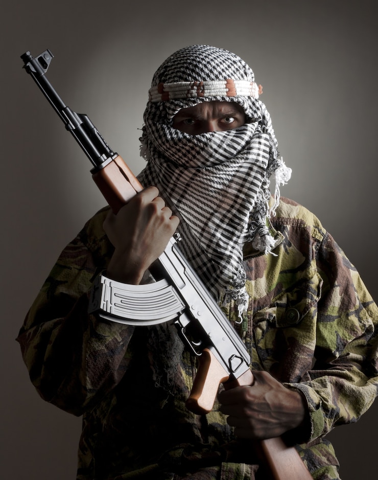 Foto portret van een serieuze man uit het midden-oosten met ak-47