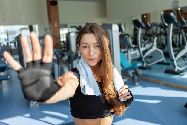 Portret van een sexy fitnessmodel in de sportschool