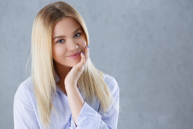 Portret van een sexy vrouw in een man shirt dragen