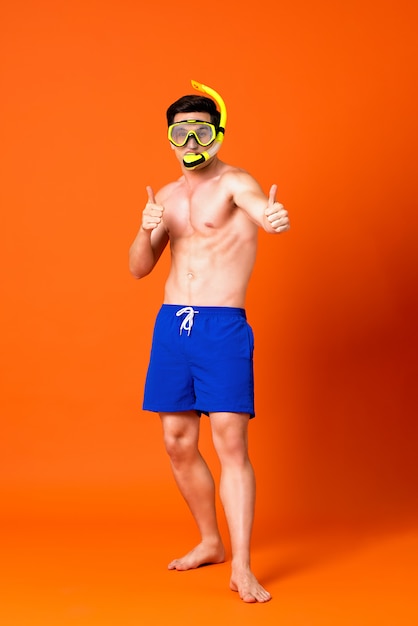 Portret van een shirtless blanke man dragen snorkel doen thumbs up gebaar